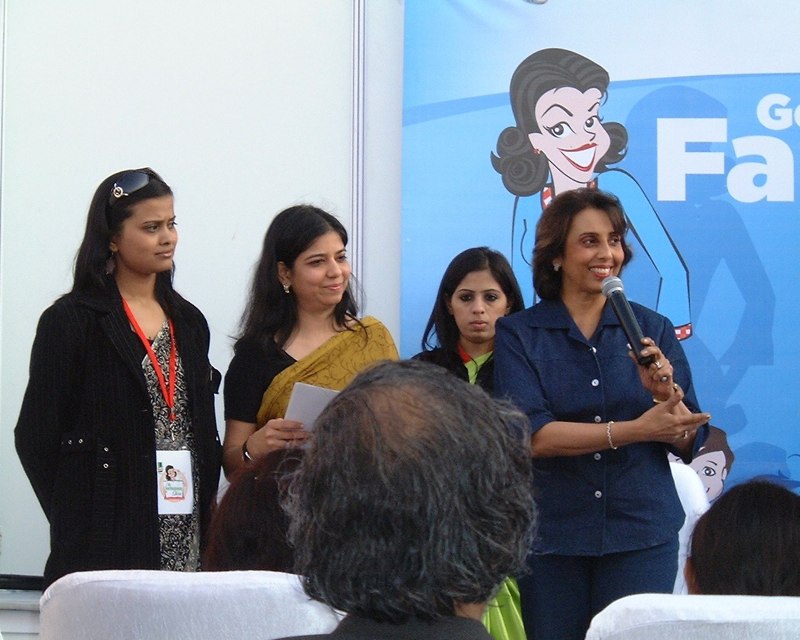 Maya Daswani leading a communication session
